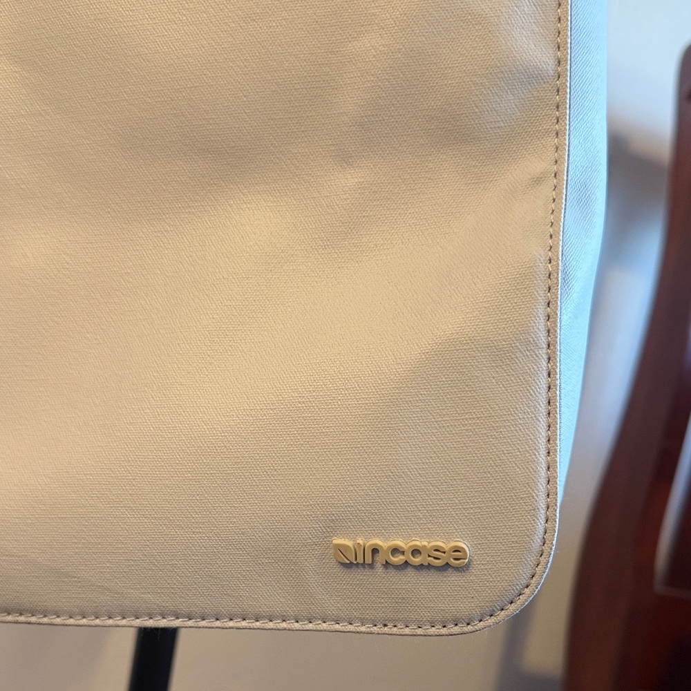 Incase Light Gray Laptop Messenger Bag - Picture 2 of 10